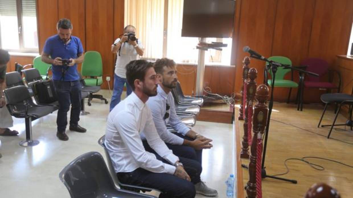 Los condenados, momentos antes de declarar en la Audiencia provincial.