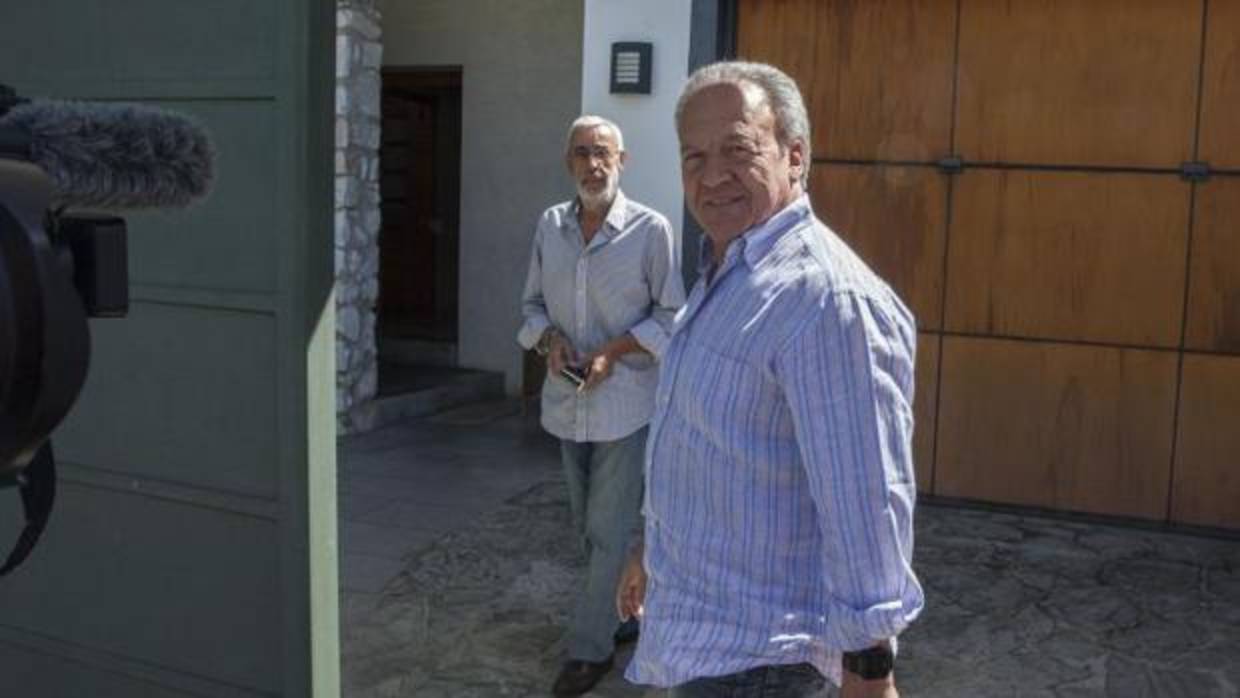 Pacheco a la entrada de su casa este viernes por la tarde