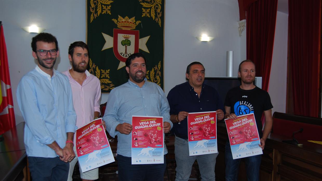 Representantes municipales y de la organización durante el acto de presentación de la prueba