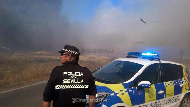 Un incendio en una chabola de Torreblanca quema una zona de pastos y corta una carretera