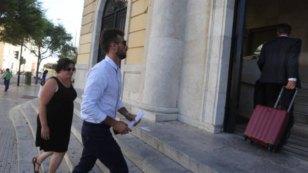 Manuel Alexis González, acudiendo al juicio en la Audiencia provincial.