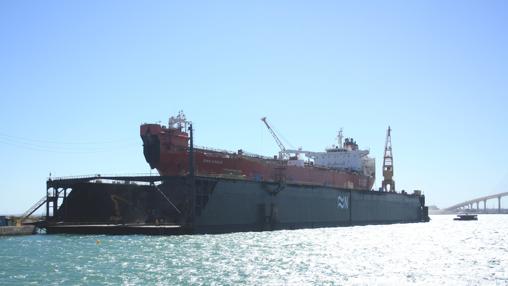 El petrolero 'Dan Eagle' en el dique flotante