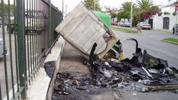 Un contenedor quemado, obra de un acto vandálico