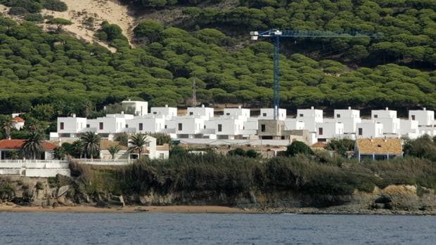 Viviendas construidas en las inmediaciones de la playa de Caños de Meca