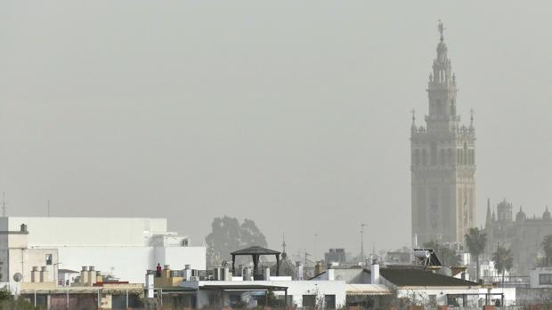 Foto de archivo de Sevilla, vista desde el Aljrafe en un día de calima