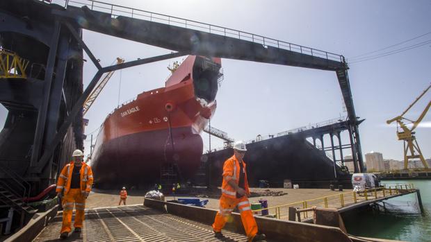 Vista parcial de la entrada al dique flotante del astillero de Cádiz