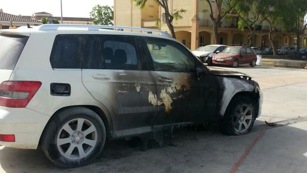 Un coche intervenido sale ardiendo de madrugada en la Comisaría de Sanlúcar