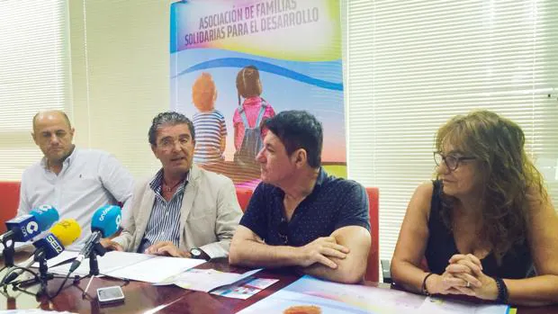 Miembros de la asociación Familias para la adopción , junto al delegado de Igualdad, Manuel Herrera
