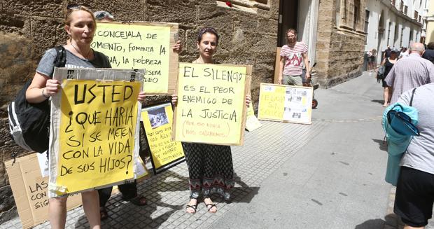 Los vendedores ambulantes muestran sus pancartas de protesta