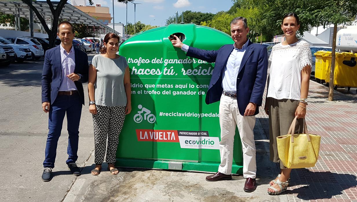 José Luis Sanz, alcalde de Tomares, deposita una botella de vidrio en uno de los contenedores verde