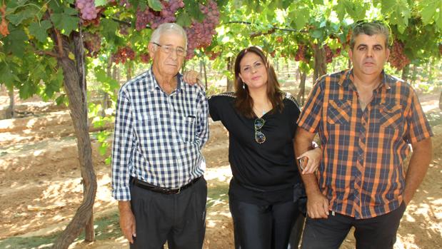 Los hermanos Amador, empresarios de Chronofruit, junto a su padre Santiago