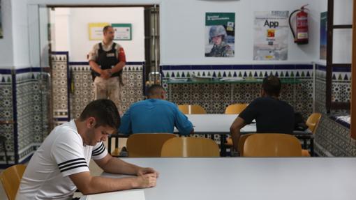 Aspirantes a militares de tropa y marinería durante el proceso de selección en la Subdelegación de Defensa.