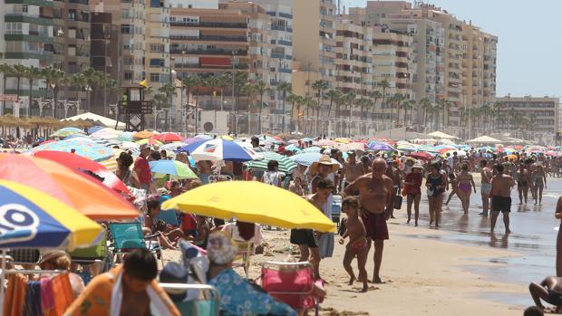 La playa Victoria de Cádiz vuelve a llenarse este verano