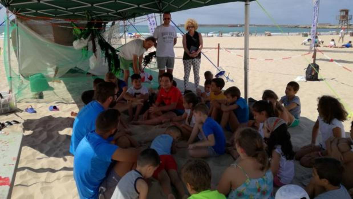 La campaña &#039;Playas de Cádiz, tesoro natural&#039; hace escala en Barbate para concienciar a los ciudadanos