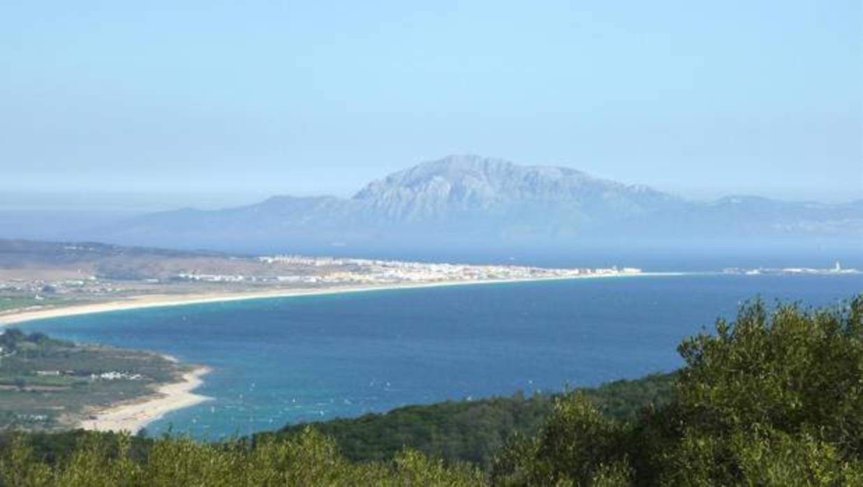 Aparecen «galletas de fuel» en la playa de Algeciras tras el vertido