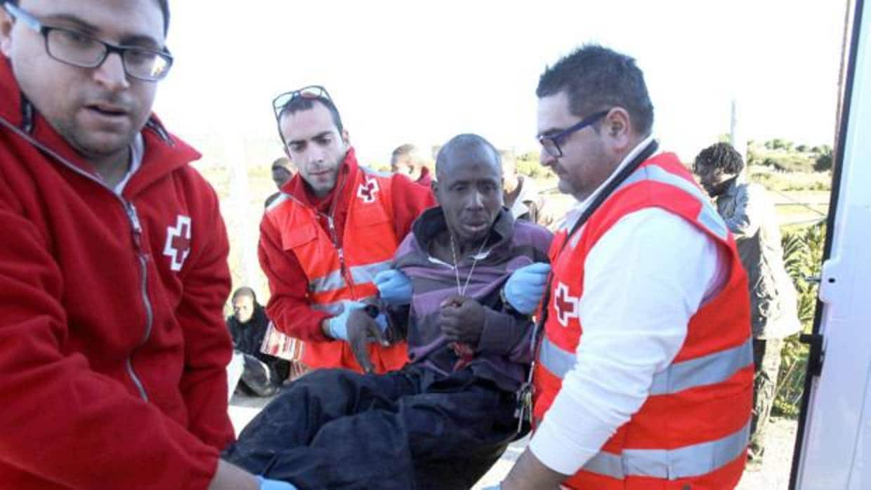 Voluntarios de Cruz Roja asisten a inmigrantes llegados en Patera en Tarifa
