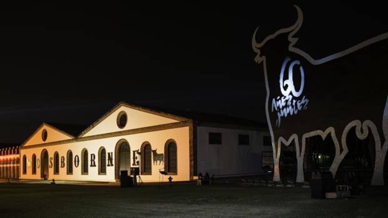 Toro de Osborne luminiscente para conmemorar «60 años juntos»