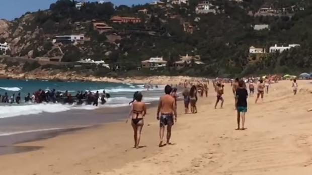 Una patera con decenas inmigrantes llega a la Playa de los Alemanes en Zahara