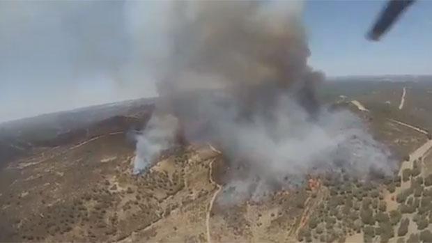 Una veintena de bomberos trabaja aún en la extinción del incendio en El Castillo de las Guardas