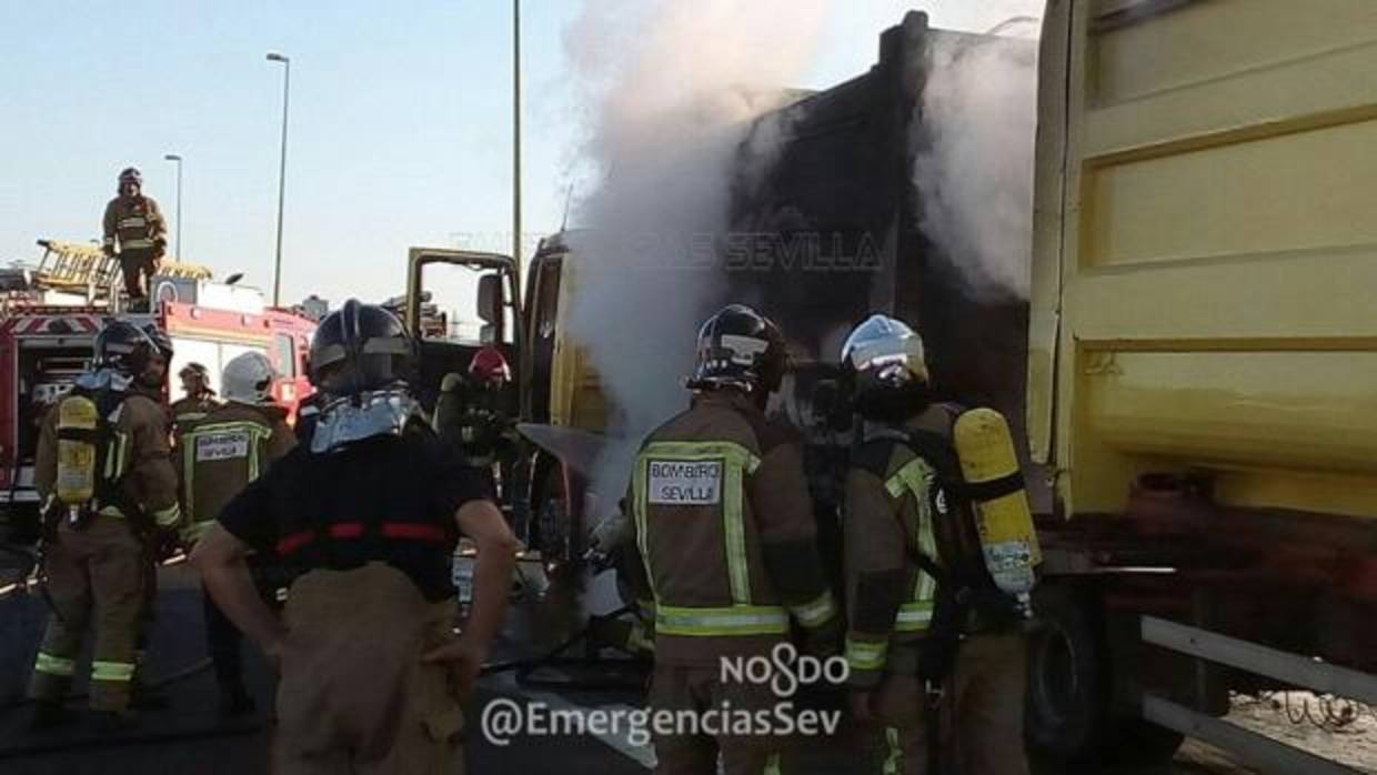 Bomberos actuando en le extinción del incendio del camión