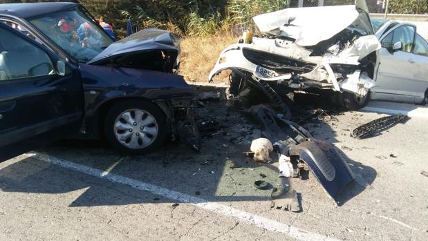 Rescatada de su coche tras un accidente frontal entre dos turismos en Paterna