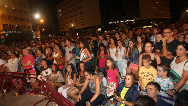 El Carnaval conquista la gran noche del Trofeo y la hostelería hace su agosto