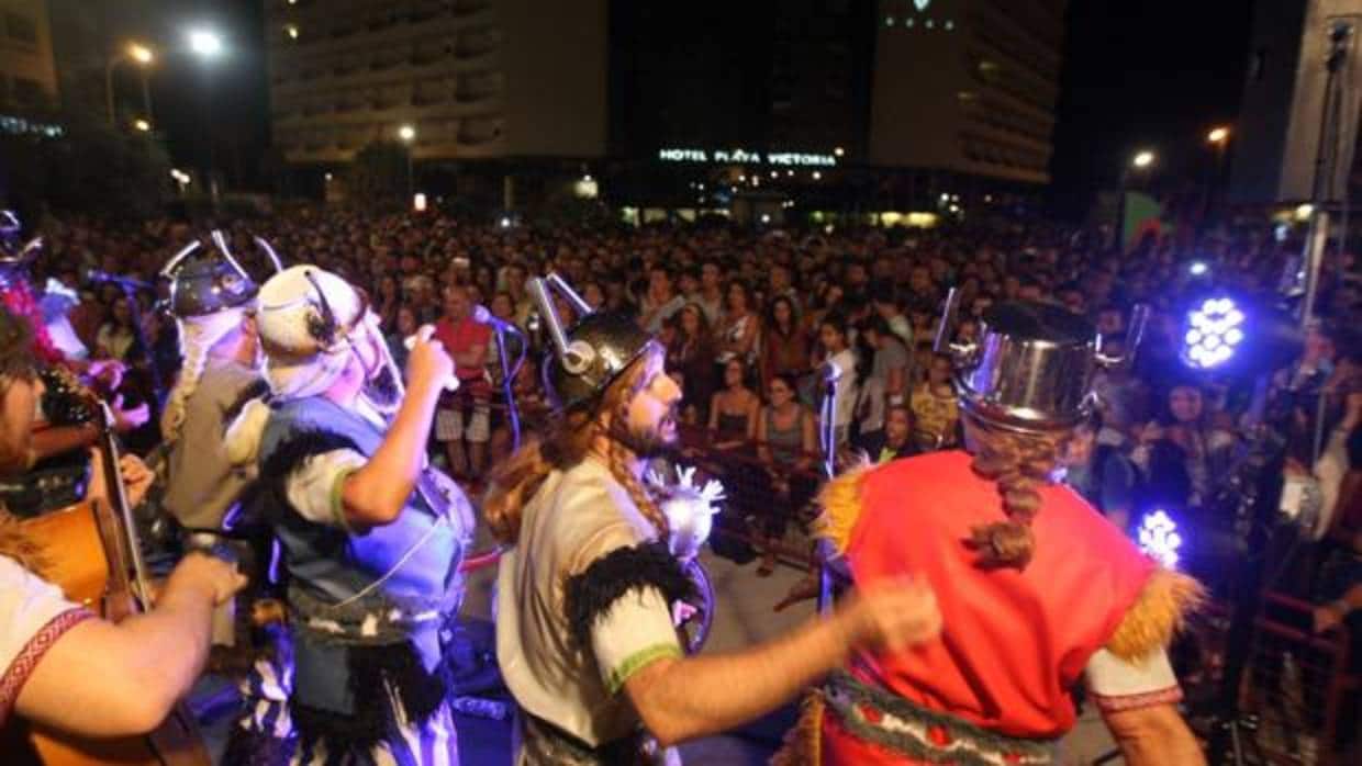 Decenas de personas disfrutaron de las actuaciones de las agrupaciones del Carnaval de Cádiz
