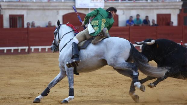 Miguel Moura pasea la única oreja en El Puerto