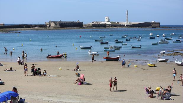 Las aguas de las playas de Cádiz mantienen su nivel de calidad