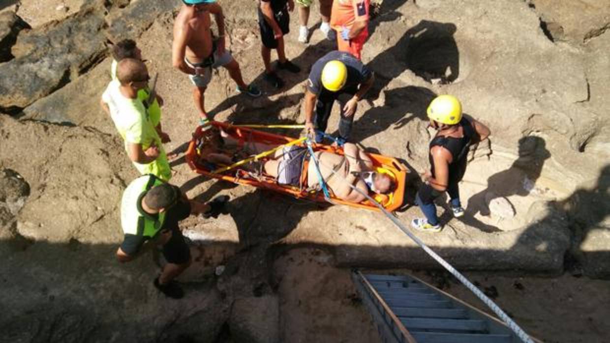 Un momento del rescate en los bajos del Castillo de San Sebastián