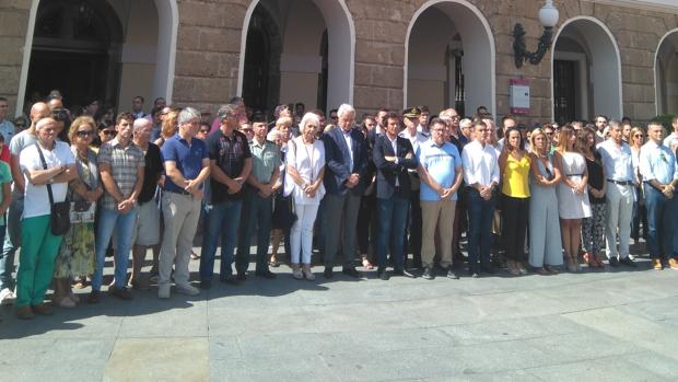 Cádiz muestra su solidaridad con las víctimas del atentado de Cataluña