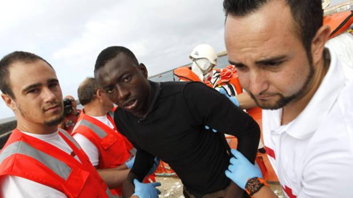 Rescatan dos pateras con veinte migrantes subsaharianos en el Estrecho
