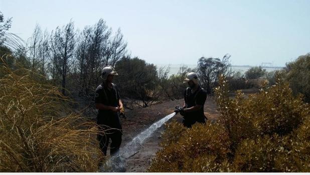 Un incendio de matorral obliga a evacuar treintena de viviendas en Casines