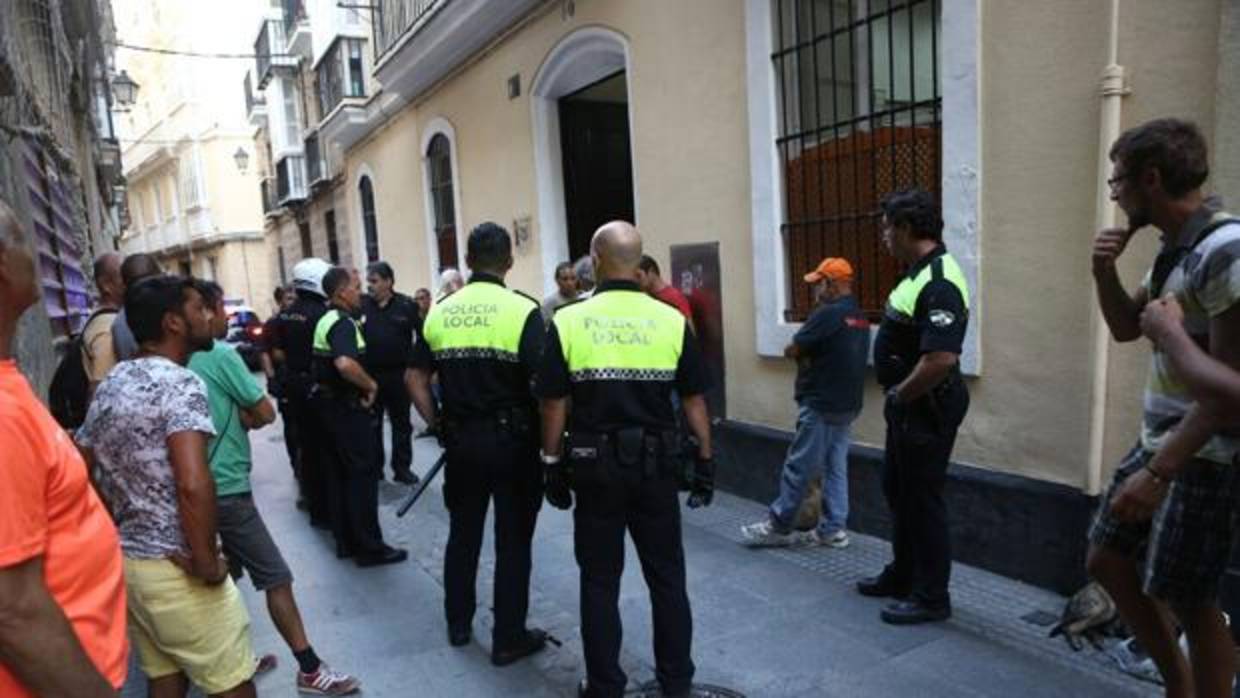 Instantes de la riña en las puertas de la Fundación Virgen de Valvanuz