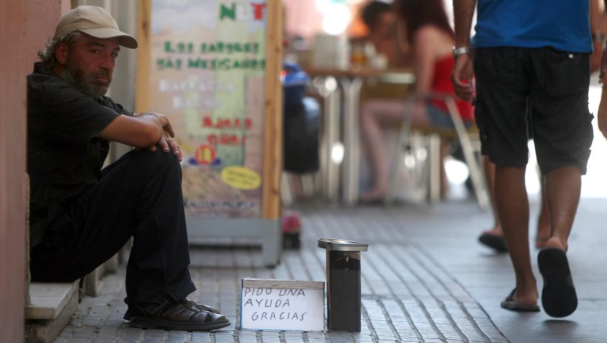 Una persona pide limosna en una de las calles del centro de Cádiz en una imagen de archivo