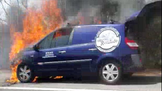 Arde un vehículo cuando circulaba por la AP-4 cerca de Jerez