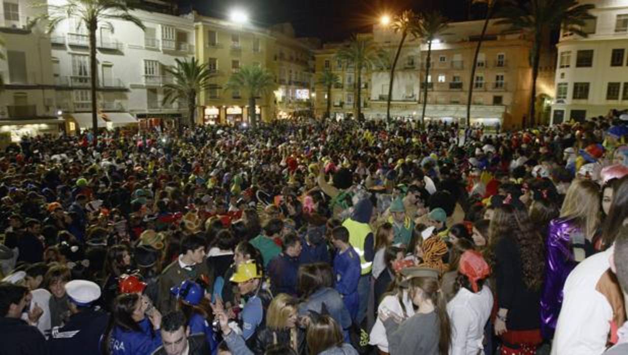 La plaza de la Catedral, repleta de gente en Carnaval.