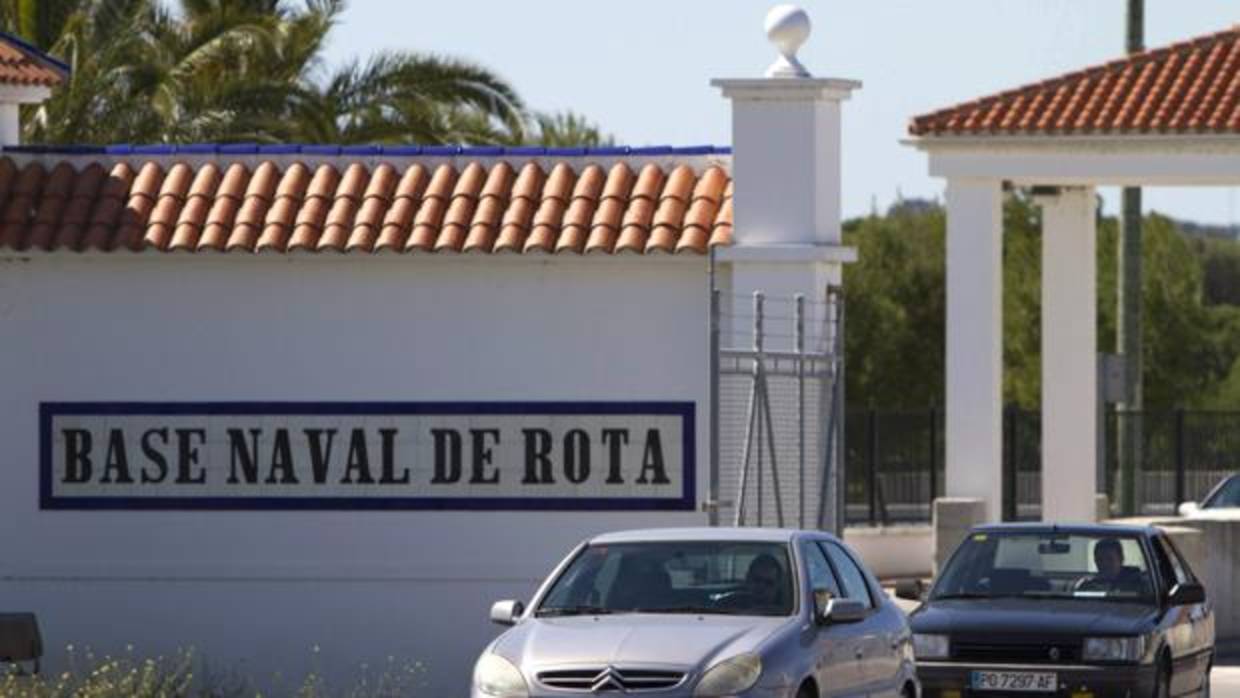 Acceso a la Base Naval de Rota.