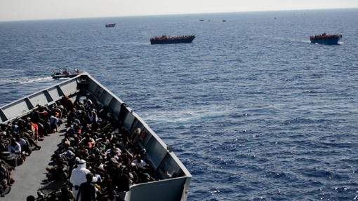 Rescate de migrantes de la fragata 'Victoria' en el Mediterráneo.