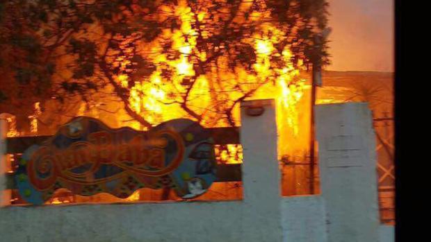 Un incendio calcina el chiringuito Gran Baba, en El Palmar