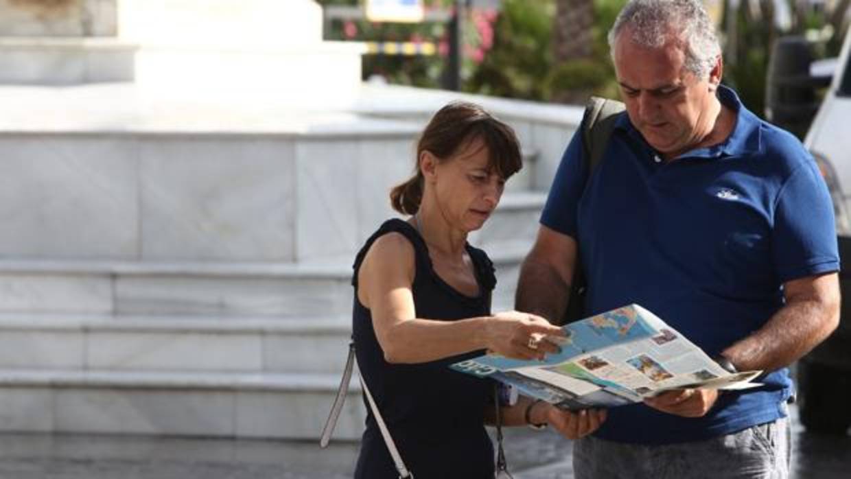 Turistas consultado un mapa en la plaza San Juan de Dios