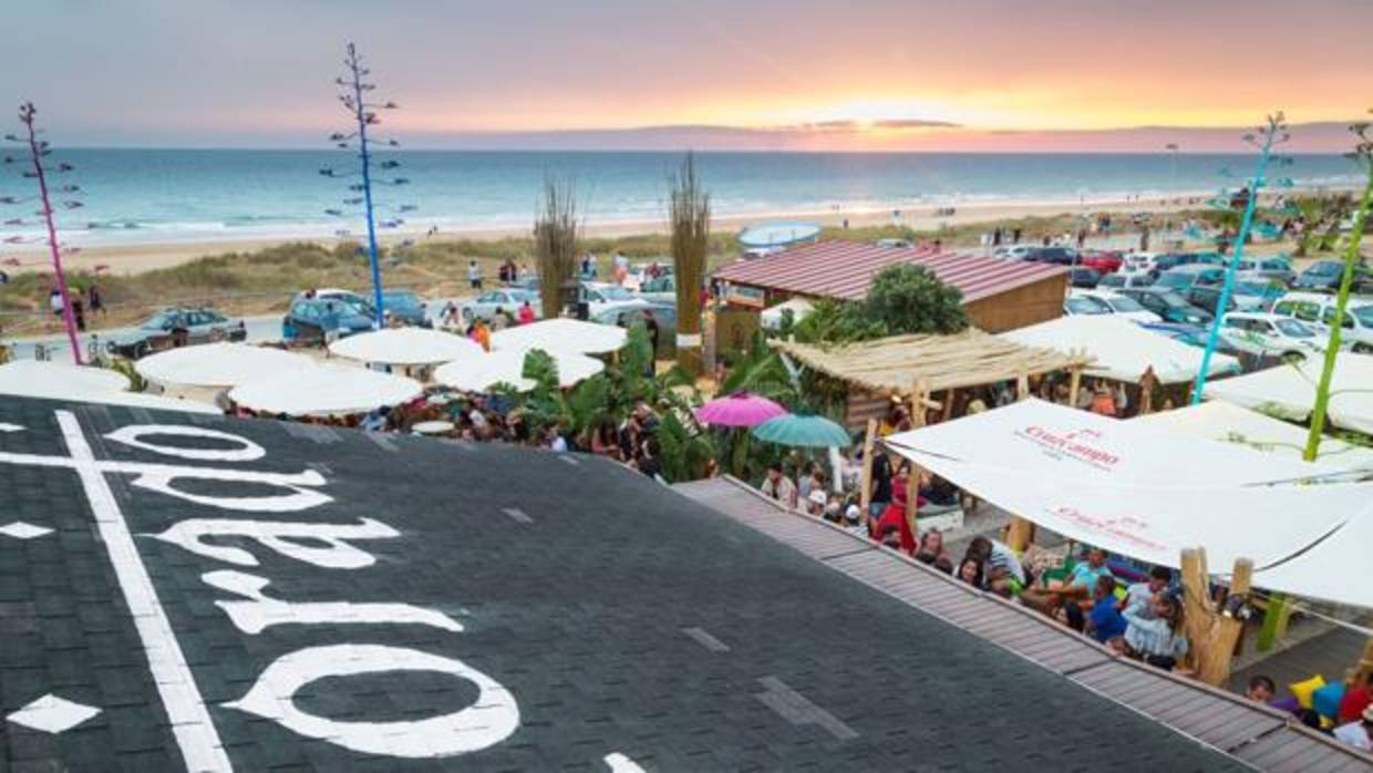 Imagen aérea de El Dorado, con la playa de El Palmar de fondo