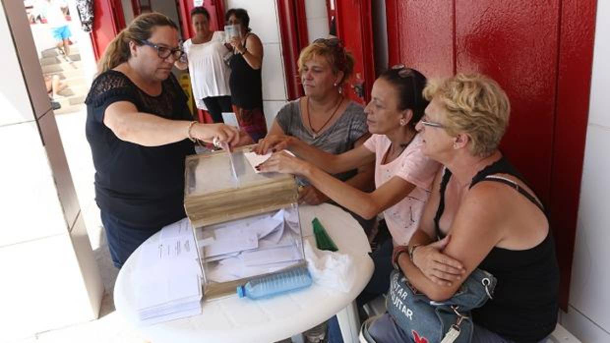 Un momento durante la votación de las trabajadoras.