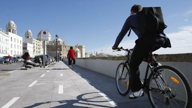 El carril bici del casco histórico de Cádiz echa a rodar