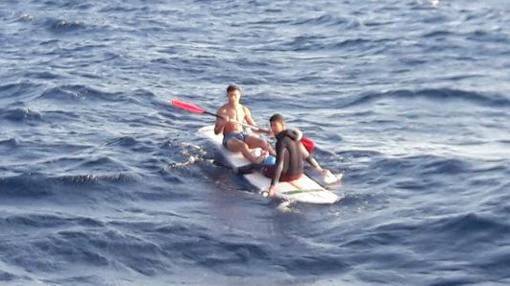 Inmigrantes en una tabla de windsurf antes de ser rescatados este miércoles frente a la costa de Tarifa.
