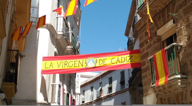 Denuncian que sedes municipales cuelguen pancartas por la Patrona de Cádiz