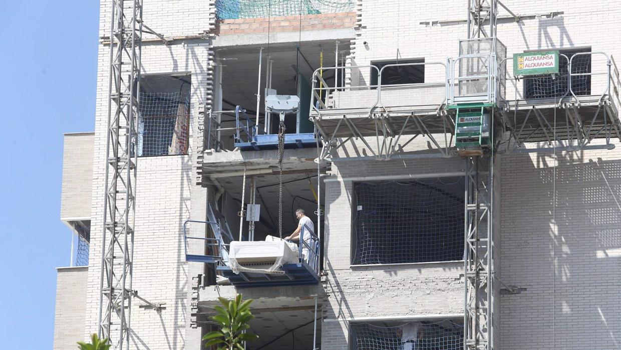 Un obrero de la construcción, en una de las obras que se han reanudado en la provincia.