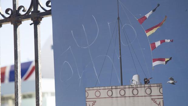 Uno de los murales dañados de la exposición El Océano en el Horizonte