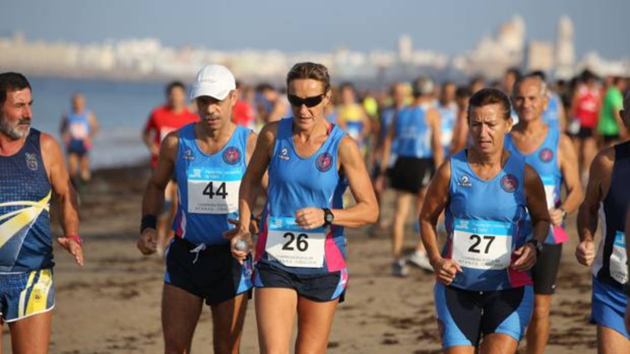 Participantes durante una edición anterior de la Carrera Popular de Afanas Cádiz.