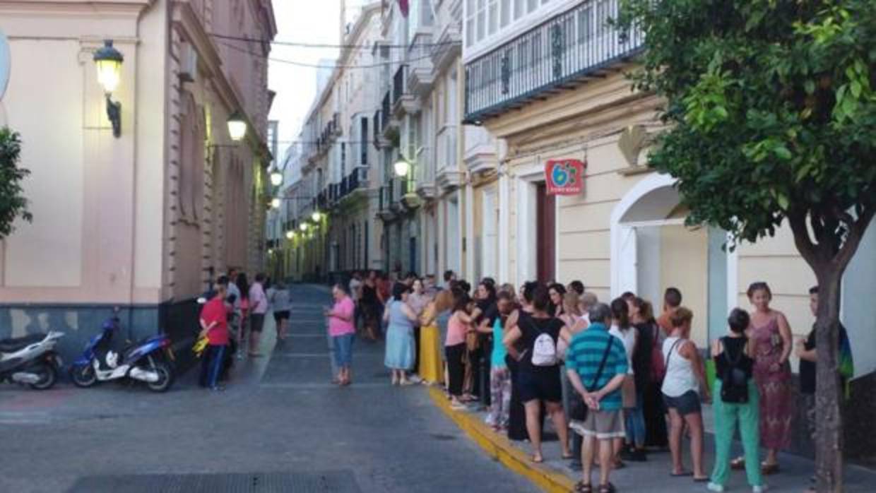 Imagen de la cola a las 7.50 horas en la calle Zaragoza